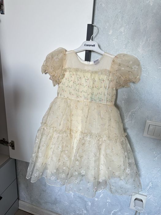 Продам платья на девочку на 4-5 лет (104-116)