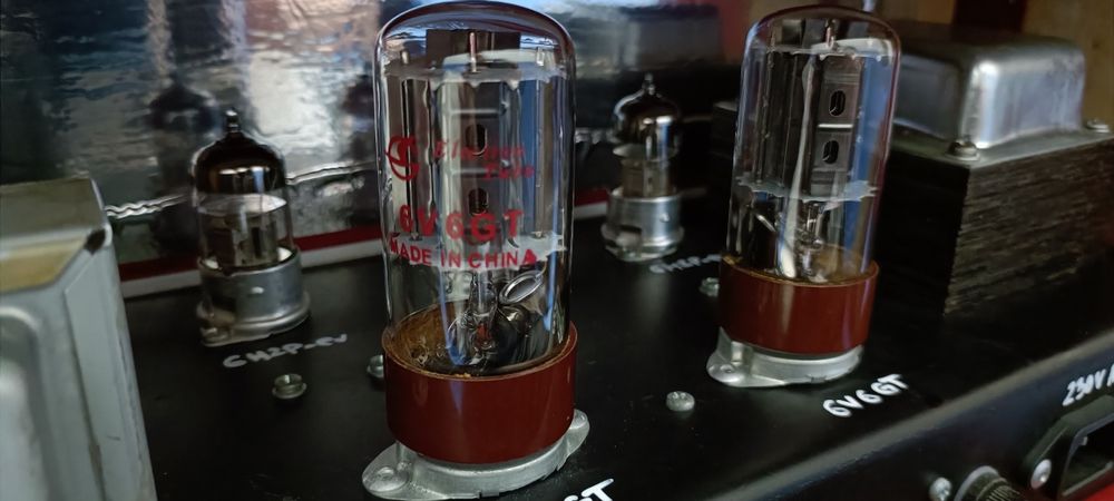 Amplificator head de chitară cu lămpi