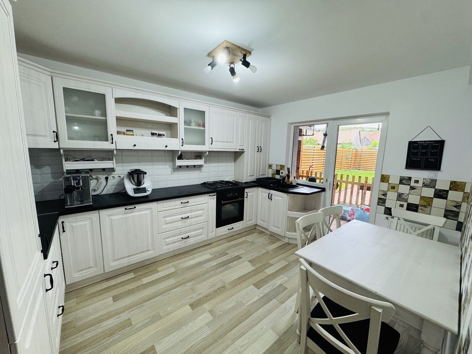 Casa de vânzare complet mobilata, cu terasa si mansarda