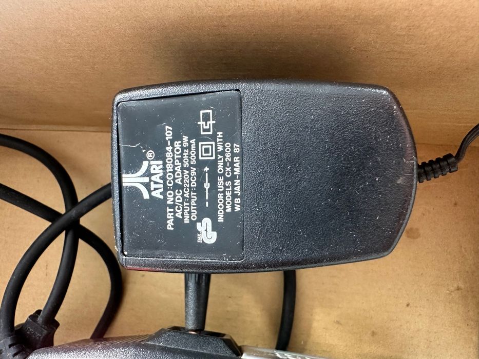 Конзола Atari 2600 с оригинална кутия.