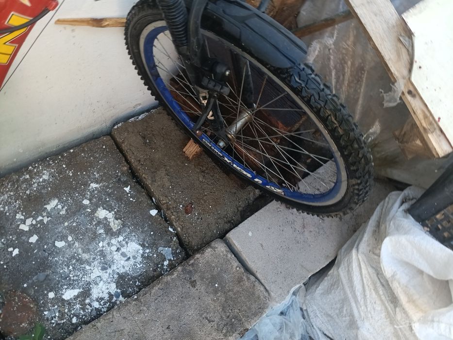 Bicicleta rosie  cu alb