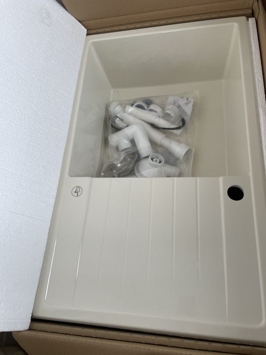 Бяла FAT мивка с десен плот и смесител