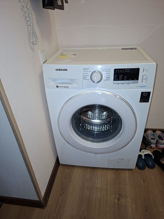 Срочно продам стиральную машинка самсунг  3 года гарантия есть