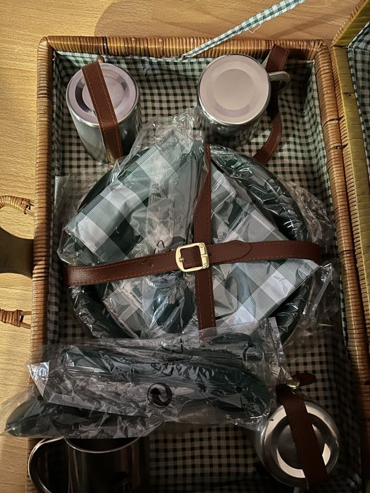 Vand set picnic pentru 4 persoane
