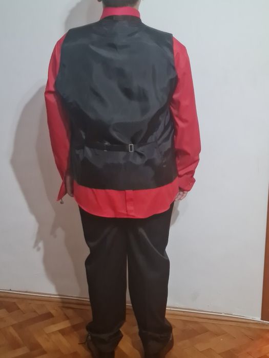 Vând costum pentru copii 9-11 ani