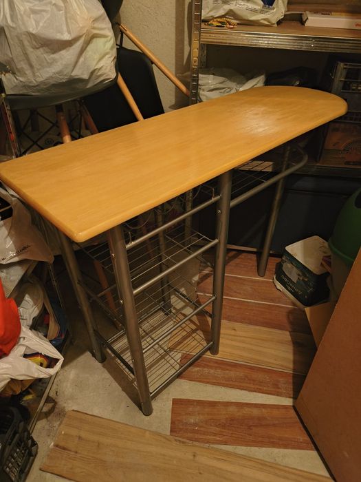 Бар маса с малки забележки