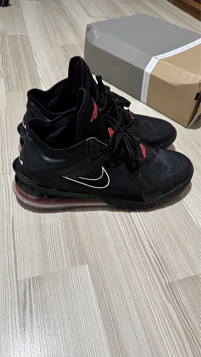 Vand adidasi Nike Lebron  XVIII LOW 45 negru cu rosu.