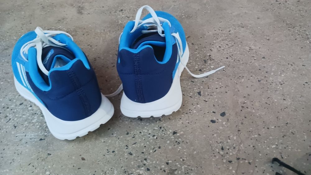 Продавам маратонки Adidas 35