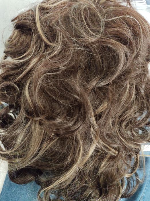 Много хубава изкуствена перука