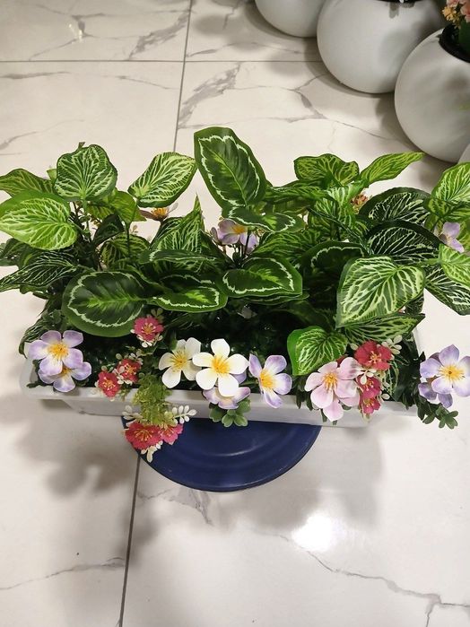 Декоративные растения искусственные цветы и деревья. Лоток с озеленени