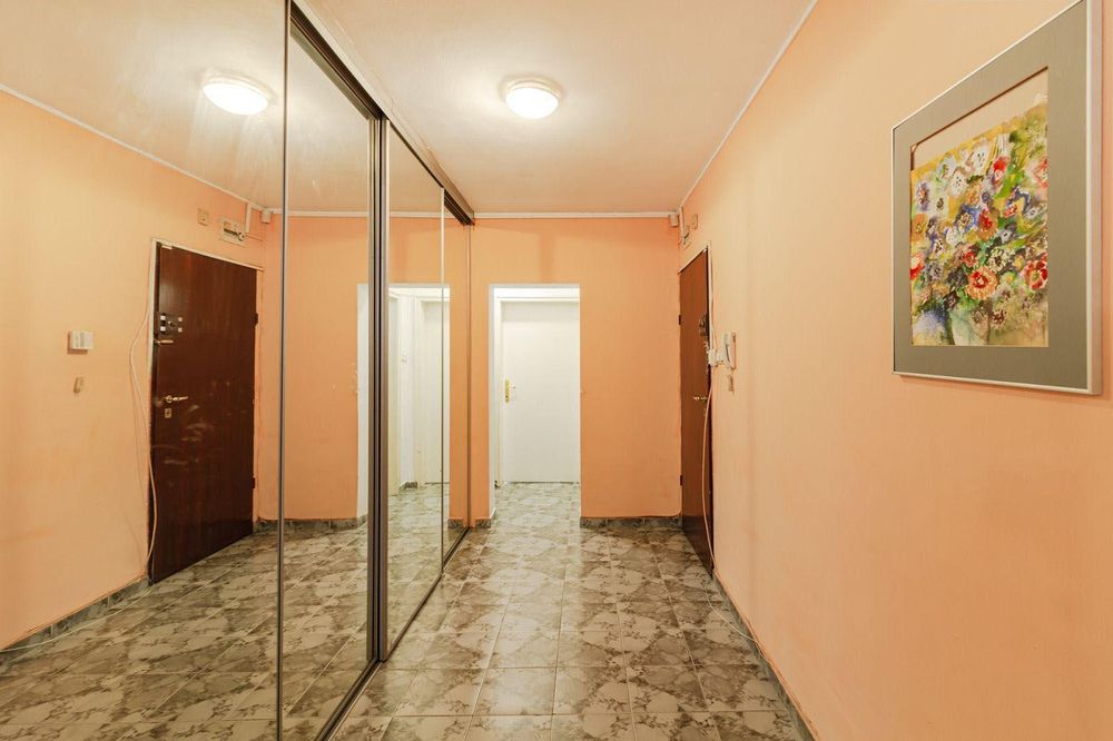 Тристаен за продажба в Център-НДК