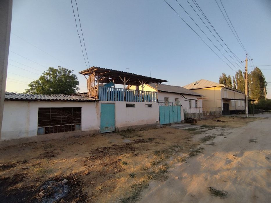 Продаётся Дом в центре Янгибазара.