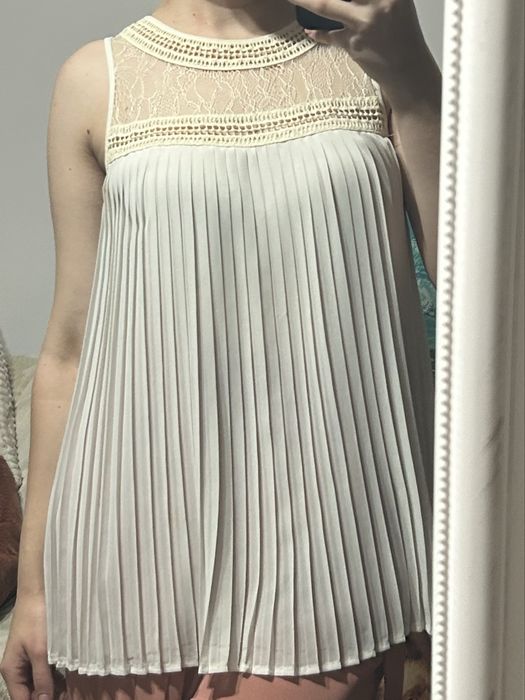 Top fin alb cu dantela