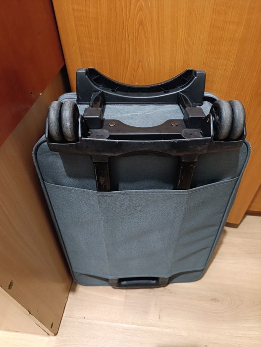 Vând geantă cu roți