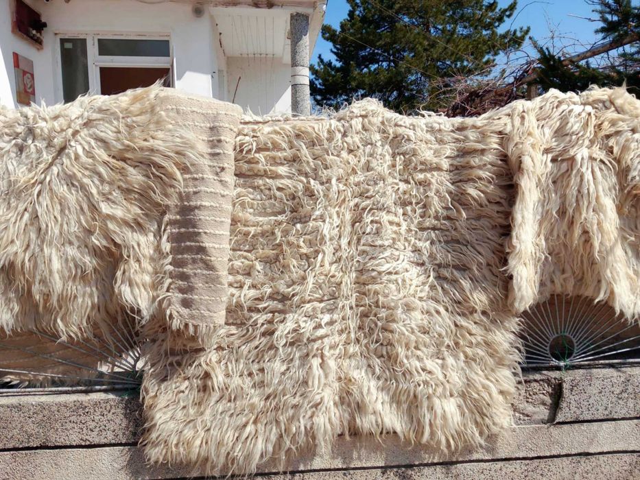 Продават се китеници и черга отестествени материали,тъкана от прабаба