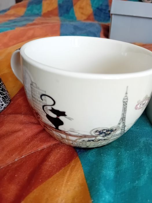 Vand 13 cesti de cafea noi două in forma de inima