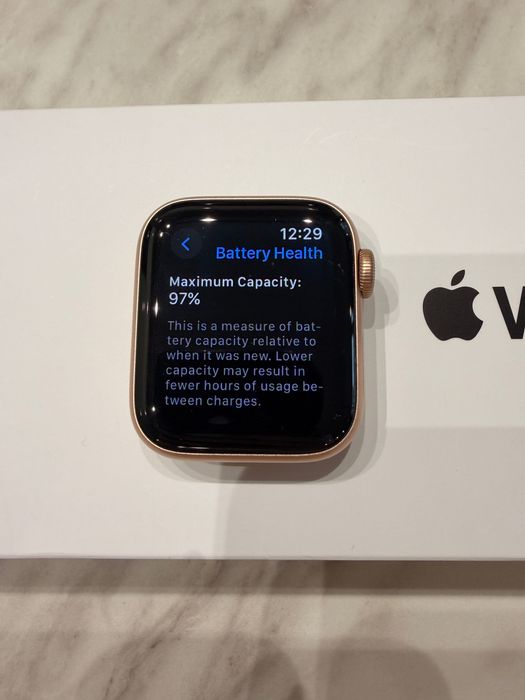 Apple Watch SE 40MM - Gold Aluminum Case Starlight Sport Band