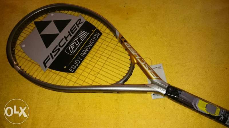 Тенис ракети за корт