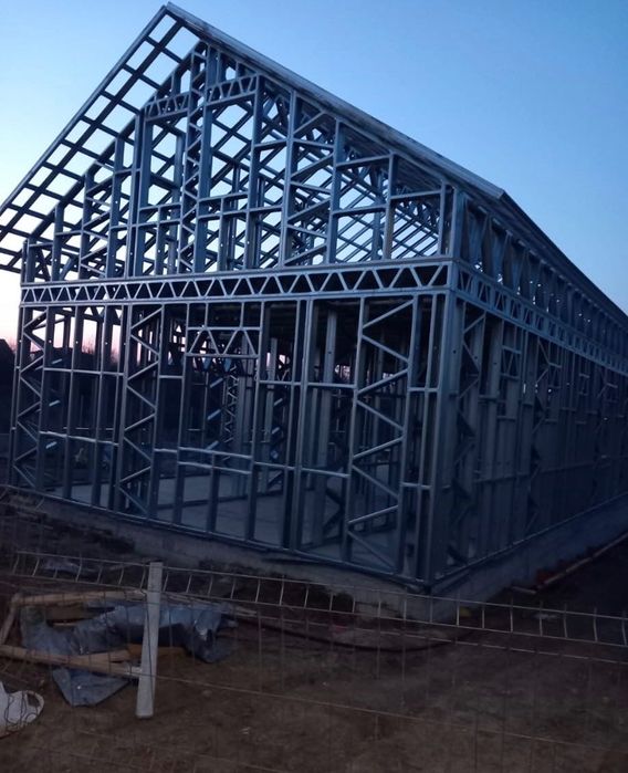 case pe structura metalica