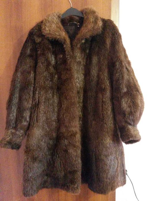 Ново дълго кожено палто от нутрия, цели кожи