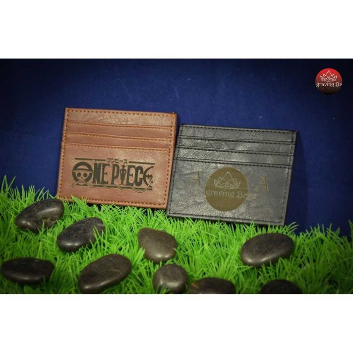 Лазерно гравиран кожен калъф за документи в черен и кафяв цвят