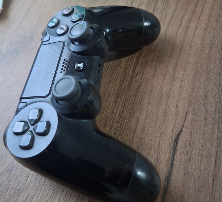 Playstation 4 БЕЗ ЗАРЯДНО, игри на диск и 1 джойстик