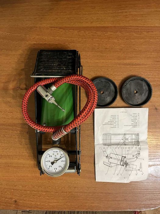 Насос ножной с манометром.