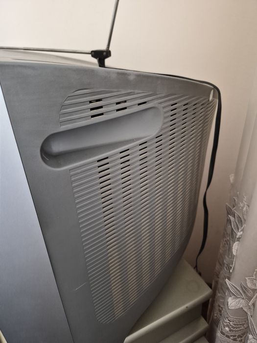 Телевизор самсунг и тумбочка сотилади холати жуда хам яхши ишлайди хам