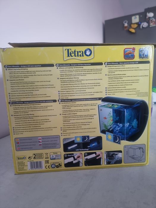 Продавам аквариум 12л със храна и препарати за вода