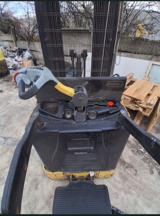 Transpaleta electrica cu catarg