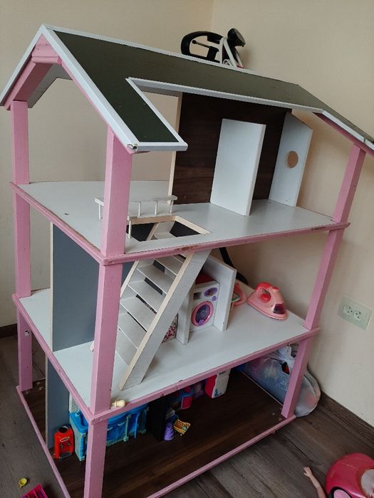 Трехэтажный кукольный домик