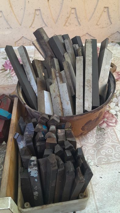 Vând cuțite pentru strung