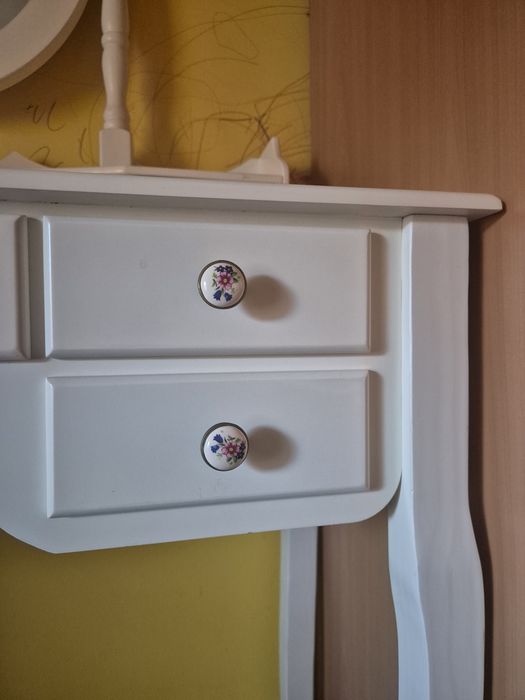 Măsuță de machiaj cu oglindă