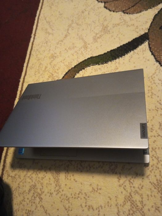 Noutbuk lenovo 180°