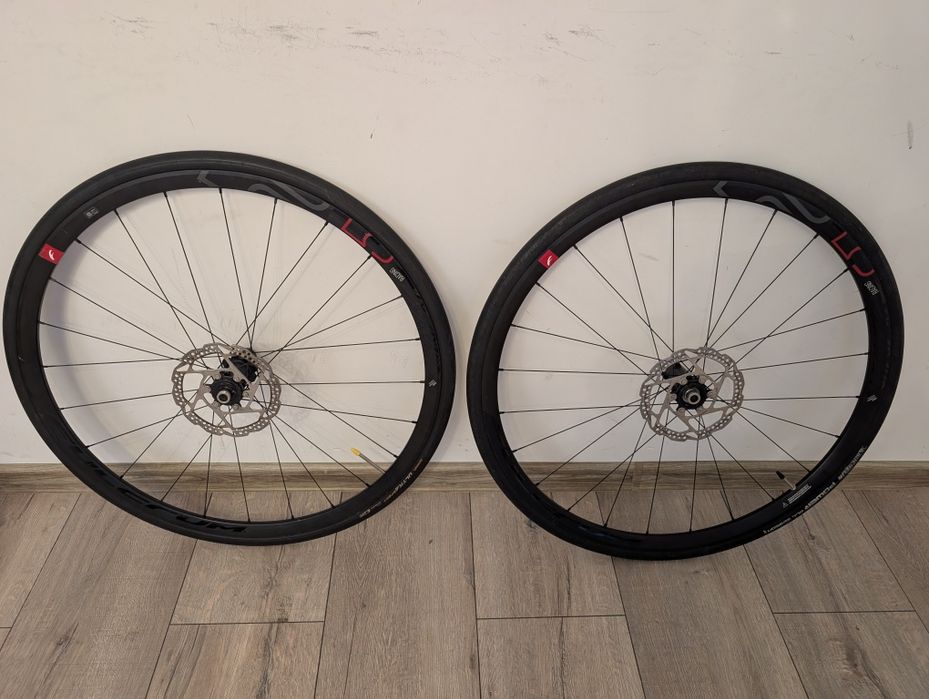 Set roți Fulcrum Racing  pentru șosea / gravel / endurance.

- prindere disc Center Lock
- thru axle
- freehub Shimano / SRAM HG
- profil aero