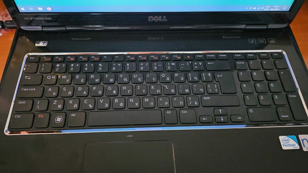 лаптоп 17" DELL N7110
