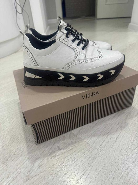 Белые кроссовки из натуральной кожи