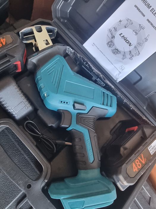 Mini fierăstrău cu 2 acumulatori