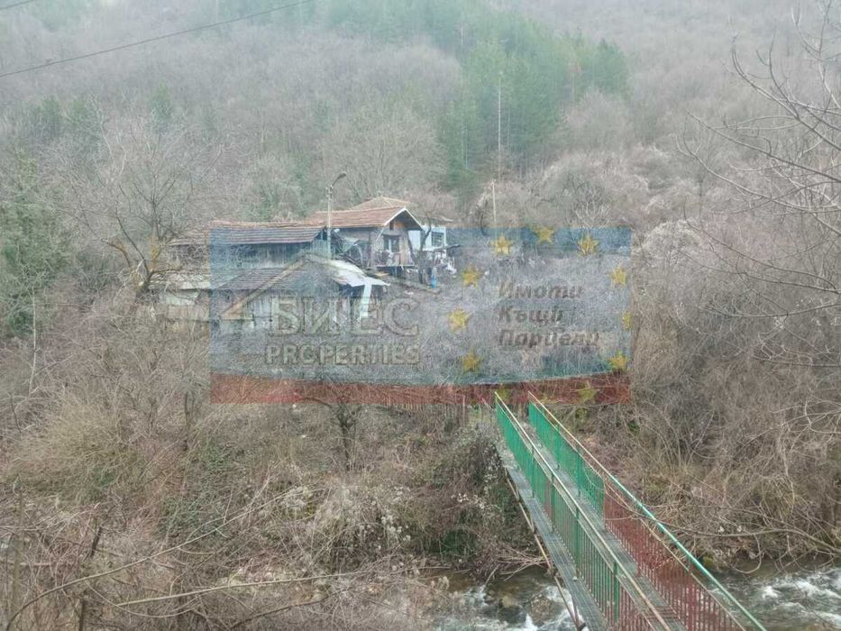 2 къщи с двор 457 м2 в с. Лопян