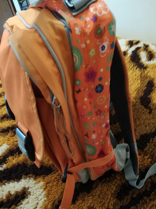 Ученическа раница с много прегради