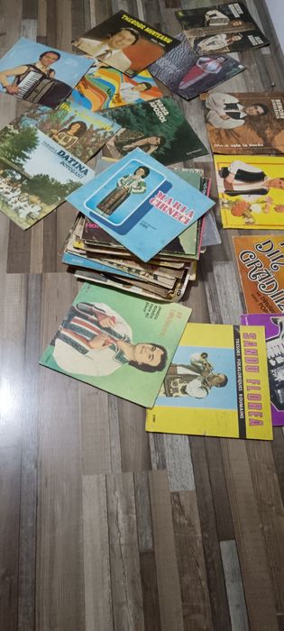 Vând plăci de vinil