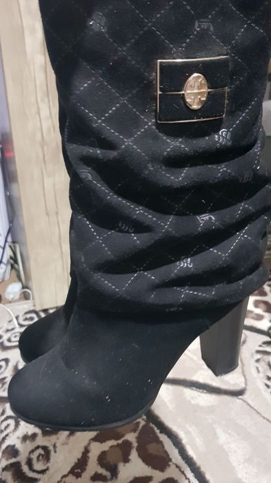 Срочно в новом состояние привозные теплые с мехом внутри читайте ниже