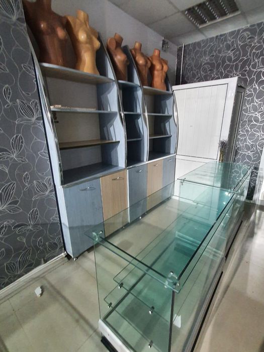 Vând mobila pentru magazin de haine