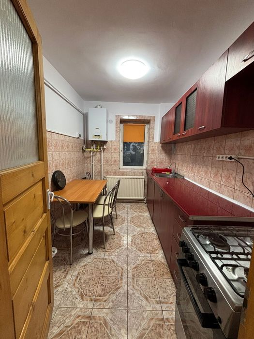 Închiriez apartament 3 camere