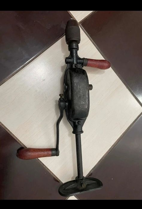 Mașina de găurit manuală vintage