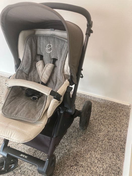 Бебешка количка 3 в 1 Jané Muum – кош за новородено и столче за кола. Подходяща от раждането до около 3–4 години (до 22 кг).