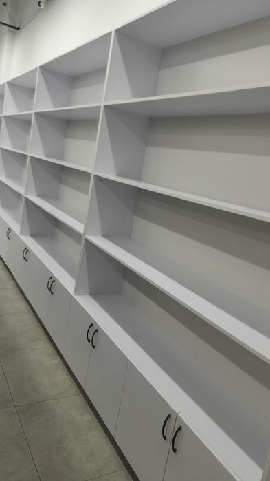 Продаются металлические торговые стеллажи в отличном состоянии