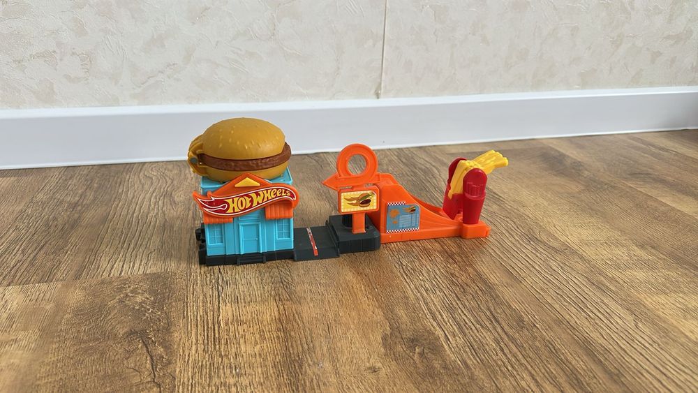 Продам Hot wheels треки+автовоз+дорожки
