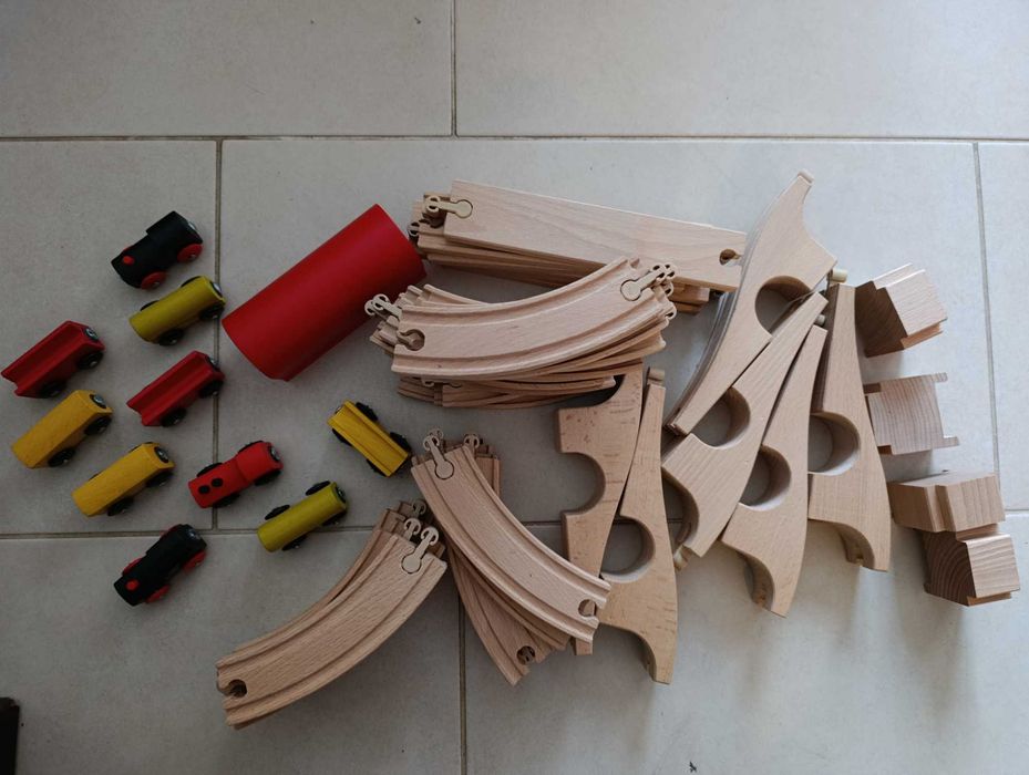 Детска дървена писта с влакчета