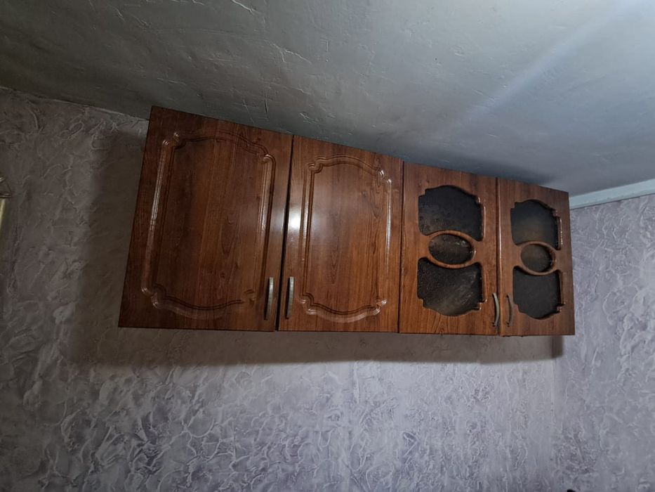 Стол,диван,шкаф.